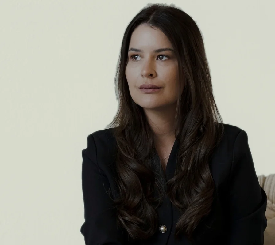 Retrato da pastora Mowana Débora sentada, de blazer preto
